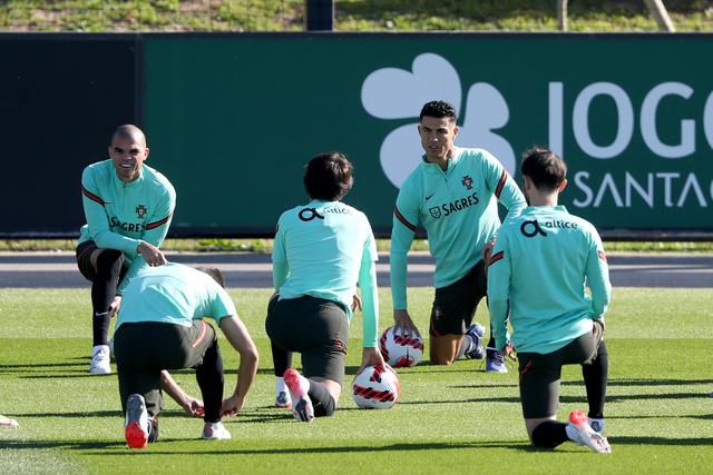日本男狂揉吃奶胸60分钟